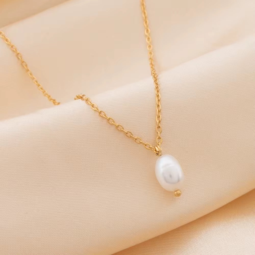Poppy freshwater pearl pendant necklace
