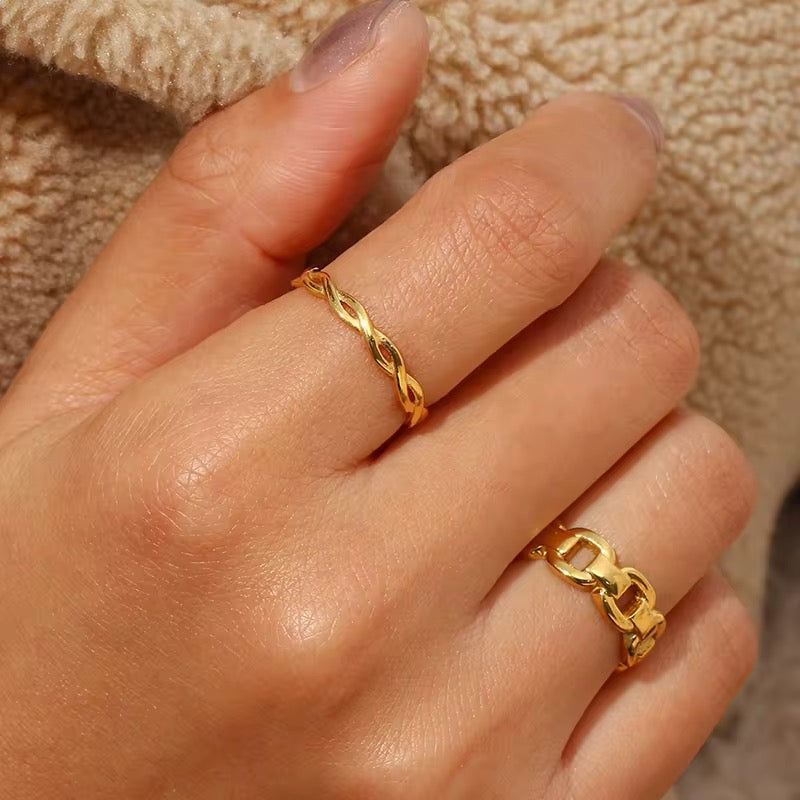 Lumi gold twisted ring