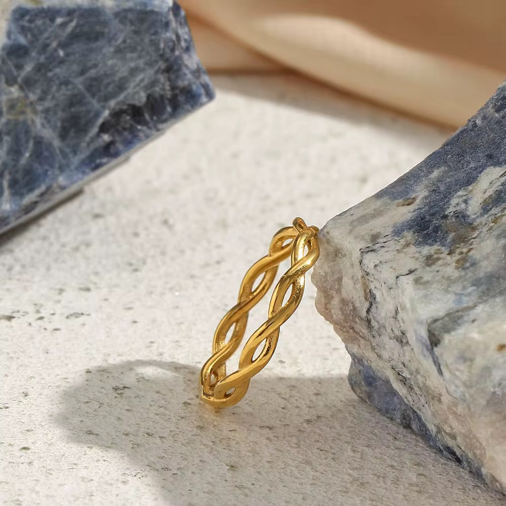 Lumi gold twisted ring